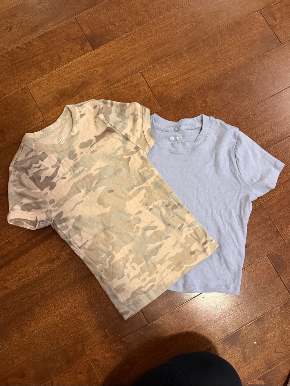 Hollister Light Camo & BDG light blue cropped T XS/S